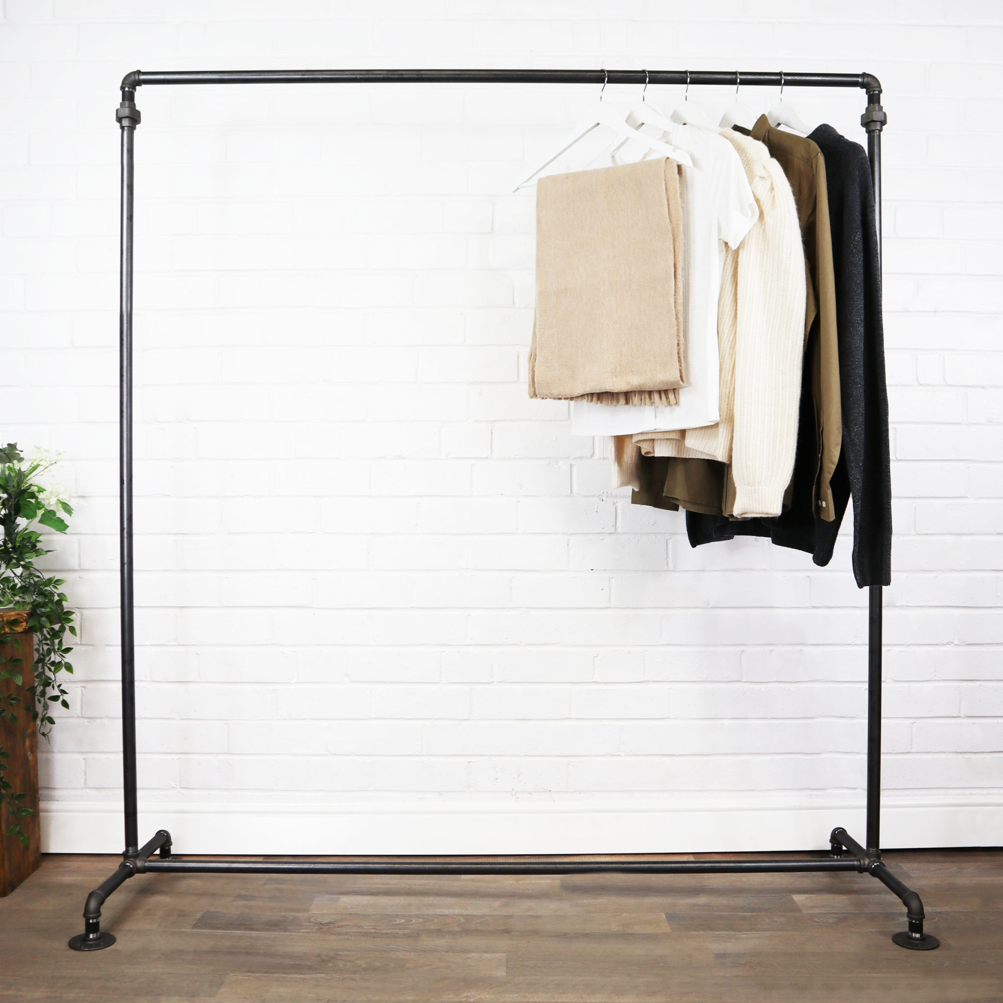 Free Standing Single Clothing Rail Industrial Raw Steel Pipe Style